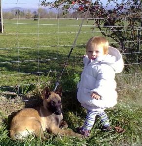 Francesca e Astra cucciolo di pastore tedesco